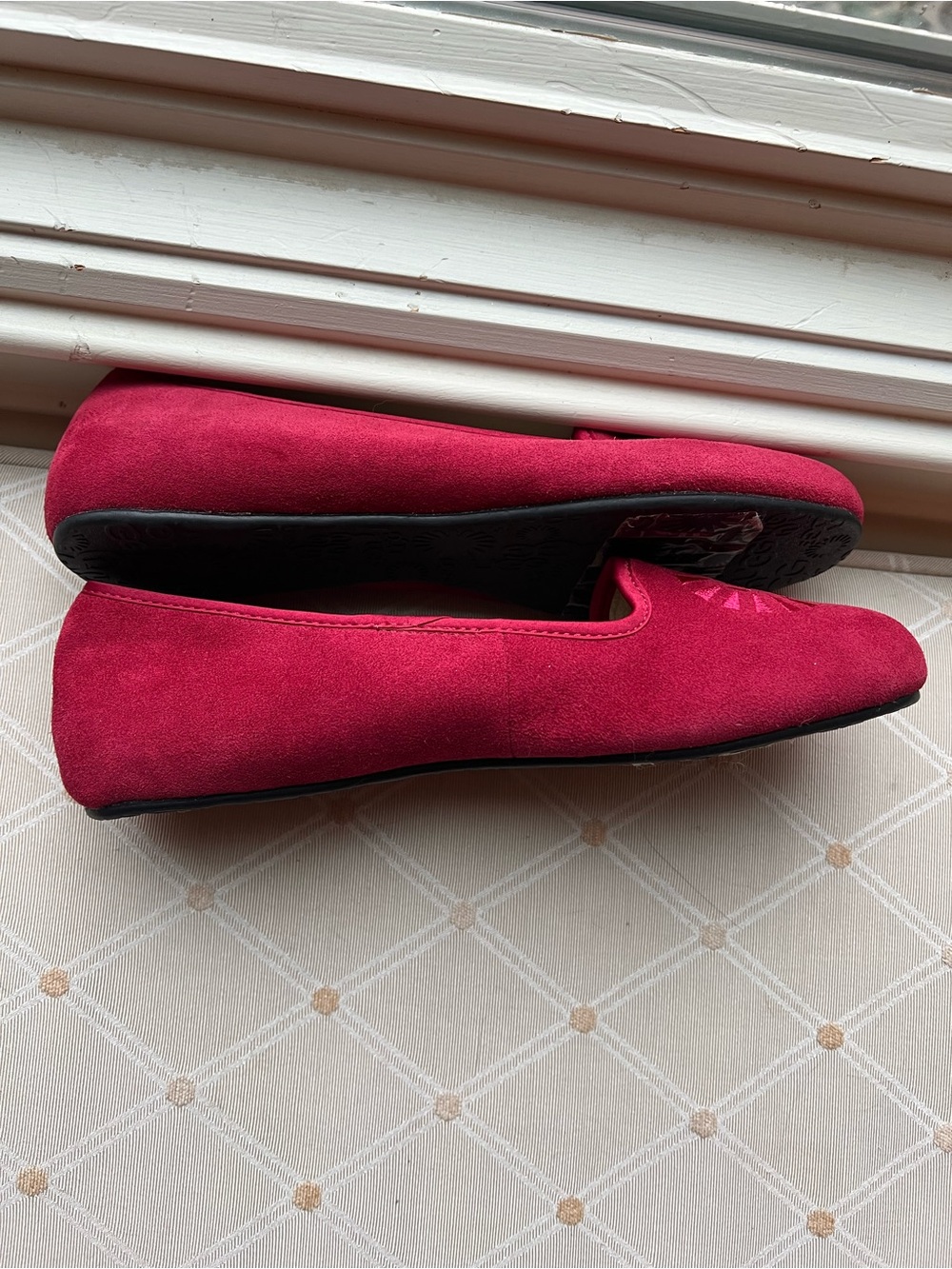 UGG Australia Red Suede Sunburst Slippers / Flats
Size: US Women's 7 - Picture 5 of 7